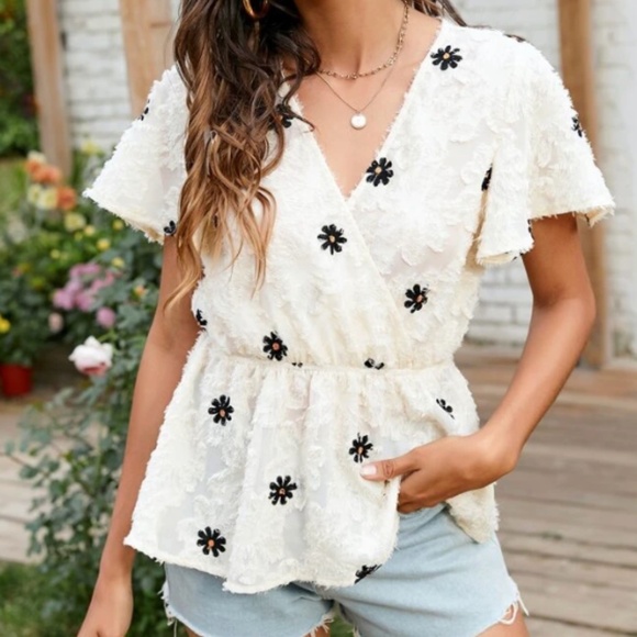 Daisy floral peplum butterfly sleeve blouse - Picture 1 of 4